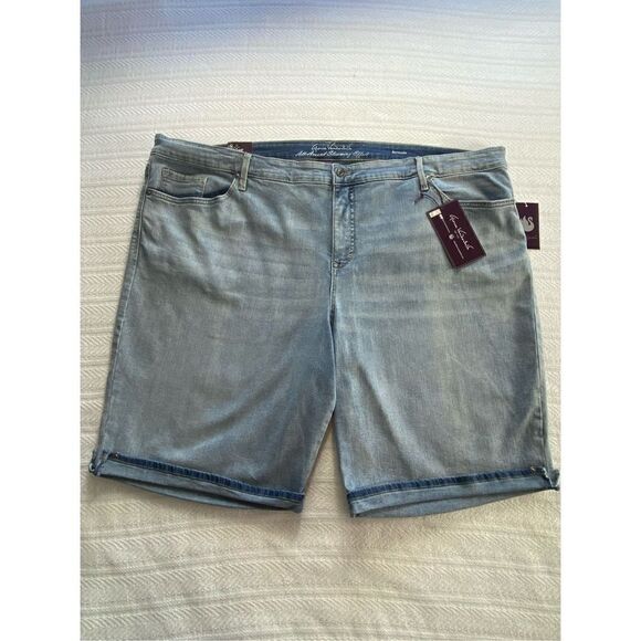 Gloria Vanderbilt Women's 24W Plus Size Mid Rise
Feminine Cut Bermuda Short - Picture 6 of 9